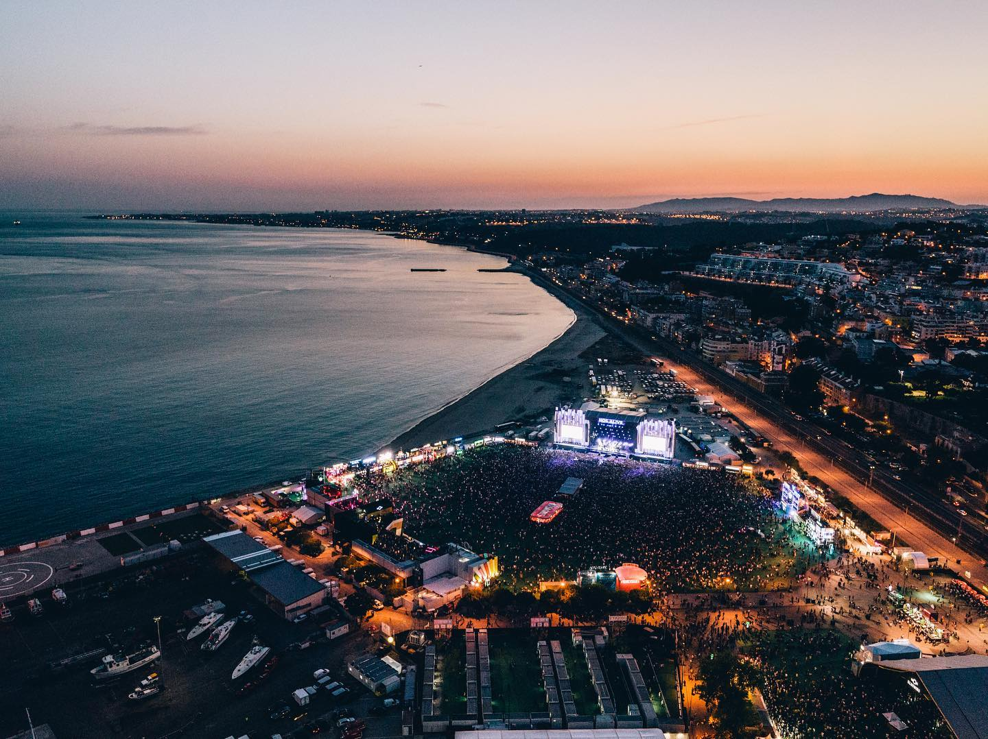 Evento no Passeio Marítimo de Algés ao pôr do sol